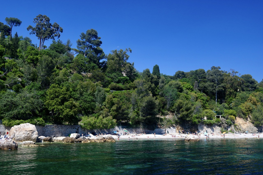Quel est le charme du camping les Issambres situé au bord de la mer Méditerranée ?